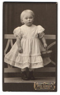 Fotografie Otto Lorenz, Solingen, Kaiserstrasse 259, Portrait Kleines Mädchen Im Weissen Kleid  - Anonieme Personen