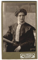 Fotografie Wilh. Redeke, Hildesheim, Kreuzstrasse 22, Portrait Junge Dame In Hübscher Kleidung  - Anonieme Personen