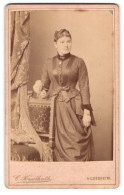 Fotografie Carl Kesselhuth, Hildesheim, Kaiserstrasse 44, Portrait Junge Dame In Modischer Kleidung  - Anonymous Persons