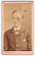 Fotografie P. Barth, Elberfeld, Herzogstrasse 4, Portrait Junger Mann Im Anzug Mit Fliege  - Anonieme Personen