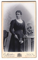 Fotografie E. Motzkus, Halle A /S., Gr. Ulrichstrasse 57, Portrait Junge Damejunge Dame Im Kleid Mit Blume  - Anonymous Persons