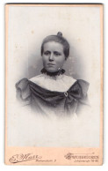 Fotografie Fr. E. Marr, Zweibrücken, Bismarck-Strasse 9, Portrait Junge Dame Im Modischen Kleid  - Personnes Anonymes