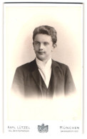 Fotografie Karl Lützel, München, Dachauerstrasse 19-21, Portrait Junger Mann Im Anzug Mit Krawatte  - Anonyme Personen