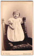 Fotografie Carl Thies, Hannover, Höltystrasse 13, Portrait Süsses Kleinkind Im Weissen Kleid  - Anonyme Personen