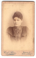 Fotografie Carl Scherz, Berlin O., Holzmarkt Strasse 71, Portrait Frau In Dunkler Kleidung  - Anonyme Personen