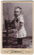 Fotografie Corona, Zwickau I. S., Wilhelmstrasse 7, Kleines Blondes Mädchen Mit Blume In Der Hand  - Anonyme Personen