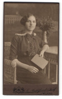 Fotografie Gustav Mühlfriedel, Wilkau I. S., Junges Fräulein Mit Buch In Der Hand  - Anonieme Personen