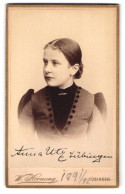 Fotografie W. Hornung, Tübingen, Uhland Strasse 11, Dame Mit Ernstem Blick Und Mittelscheitel  - Anonyme Personen