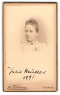 Fotografie W. Hornung, Tübingen, Uhland-Strasse 11, Julie Müller Im Portrait  - Anonieme Personen