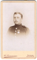Fotografie H. Zwirnemann, Potsdam, Schockstr. 27, Portrait Soldat Mit Orden An Der Uniform  - Personnes Anonymes