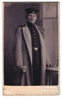 Fotografie R. Fischer, Copitz, Hauptstrasse 14, Portrait Soldat Im Uniformmantel  - Personnes Anonymes
