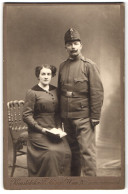 Fotografie F. Münz, Wien, Favoritenstrasse 58, Soldat In Feldgrau Mit Seiner Frau Im Portrait  - Anonyme Personen