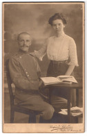 Fotografie Richard Schröder, Halle A. S., Steinweg 12, Junger Soldat In Gardeuniform Mit Seiner Frau Im Portrait  - Anonyme Personen