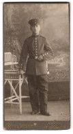 Fotografie Paul Laske, Neisse, Bismarckstrasse 43, Soldat In Feldgrau Mit Portepee Am Koppel  - Anonyme Personen