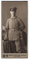 Fotografie Alfred Hirrlinger, Stuttgart, Gartenstrasse 9, Soldat In Feldgrau Mit Portepee Und Säbel Am Koppel  - Anonyme Personen