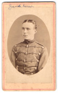 Fotografie P. Goetschke, Potsdam, Ecke Jäger- U. Charlottenstrasse, Junger Soldat In Gardeuniform  - Anonyme Personen