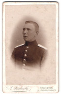 Fotografie A. Friedrich, Hannover, Gr. Aegidienstrasse 6, Soldat In Uniform Im Portrait  - Anonyme Personen