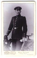 Fotografie Wilh. Redeke, Hildesheim, Kreuzstrasse 22, Soldat In Uniform Im Portrait  - Personnes Anonymes