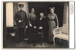 Fotografie Atelier Rich. Arlt, Bischofswerda, Albertstrasse 17, Familienfoto Mit Dem Sohne In Uniform  - Personnes Anonymes