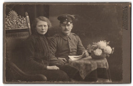Fotografie Hugo Stöppler, Bünde I.W., Bahnhofstrasse, Soldat Des 219. Rgt. Mit Seiner Gattin Im Portrait  - Anonyme Personen