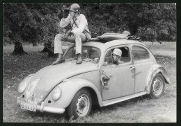 Fotografie Auto VW Käfer, Burschen Mit Stahlhelm & Gasmaske Spielen Bundeswehr, Volkswagen Mit Kennzeichen Berlin  - Krieg, Militär