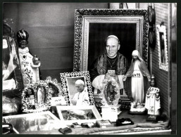 Fotografie Sven Simon, Bonn, Ansicht Dublin, Andenken An Den Besuch Von Papst Johannes-Paul II. In Einem Schaufenster  - Places