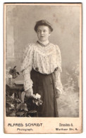 Fotografie Alfred Schmidt, Dresden-A., Warthaer Str. 4, Portrait Einer Elegant Gekleideten Frau Mit Blume In Der Hand  - Personnes Anonymes