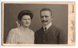 Fotografie Hermann Herzfeld, Dresden, Portrait Eines Elegant Gekleideten Paares  - Personnes Anonymes