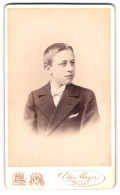 Fotografie Otto Mayer, Dresden, Pragerstr. 38, Portrait Frecher Bube Mit Fliege Im Jackett  - Anonyme Personen