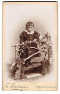 Fotografie Tr. Friedemann, Dresden-A., Rosenstr. 48, Portrait Niedliches Kleines Mädchen Steht An Einem Kleinen Holzz  - Anonymous Persons