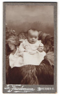 Fotografie Fr. Friedemann, Dresden-A., Rosenstr. 48, Portrait Baby Im Kleidchen Auf Fell Posierend  - Anonymous Persons