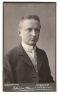 Fotografie Gebrüder Strauss, Mannheim, Breitestr., Portrait Junger Mann Mit Weisser Krawatte  - Anonyme Personen