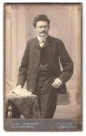 Fotografie Atelier Liebenow, Plauen, Albertplatz 14, Portrait Herr Mit Zwicker Im Eleganten Anzug  - Anonyme Personen