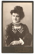 Fotografie H. Ohm, Sangerhausen, Georgenpromenade, Portrait Modisch Frisierte Frau Im Langen Kleid  - Personnes Anonymes