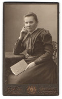 Fotografie J. Fuchs, Dresden, Waisenhausstr. 10, Portrait Frau Im Langen Kleid Mit Buch In Händen  - Anonyme Personen