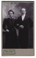 Fotografie Franz Kraft, Herne I/W., Bahnhofstr. 27, Portrait Elegant Gekleidetes Ehepaar  - Persone Anonimi