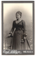 Fotografie Emil Schlippe, Meissen, Elbberg 1, Portrait Frau Im Schönen Kleid Mit Blüte In Händen  - Anonyme Personen