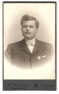 Fotografie M. Lohauss, Leisnig, Colditzer Strasse, Portrait Junger Herr Mit Anstecknadel Am Jacket  - Personnes Anonymes