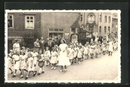 Foto-AK Neustadt /Rbg., Kinderfest Mit Strassenumzug Ca. 1950  - Neustadt (Holstein)