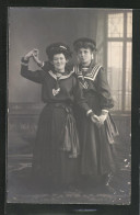 AK Zwei Junge Frauen In Matrosenkleidern Beim Tanzen  - Mode