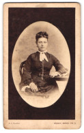 Fotografie A.H. Plagge, Bremen, Birken-Strasse 11, Schöne Frau Mit Hochsteckfrisur Und Ohrringen  - Anonymous Persons