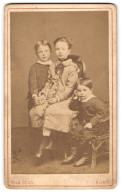 Fotografie W. Hess, Bonn, Coblenzer-Strasse 25, Drei Geschwister In Festlicher Kleidung Auf Stühlen  - Personnes Anonymes
