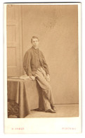 Photo H. Goble, Worthing, Portrait Junger Mann Im Anzug Lehnt Auf Einem Tisch, 1865  - Personnes Anonymes