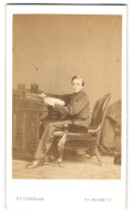 Photo W. E. Debenham, London, 158 Regent Street, Portrait Knabe Im Anzug Sitzend Am Sekretär, 1864  - Anonieme Personen