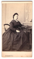 Photo G. Dardel, Mulhouse, Grande Rue 20, Portrait De Dame Im Dunklen Reifrock Kleid Sitzend Am Tisch  - Anonyme Personen