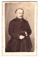 Fotografie L. J. Lekeu, Verviers, Portrait Herr Im Anzugsmantel Mit Napoleon Geste  - Anonieme Personen