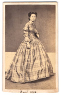 Fotografie Unbekannter Fotograf Und Ort, Portrait Junge Frau Im Karierten Reifrock Kleid Posieren Im Atelier, 1864  - Personnes Anonymes