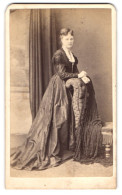 Photo A. Wilcox, Bristol, 50 Park St., Portrait Dame Im Biedermeierkleid Mit Haarnetz Stehend Am Stuhl  - Anonieme Personen