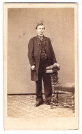 Fotografie A. Hecht, Magdeburg, Stephansbrücke 15, Portrait Mann Im Anzug Stehen An Einem Stuhl  - Anonymous Persons