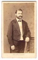 Fotografie F. Deron, Bruxelles, Rue De La Madeleine 13, Portrait Herr Im Frack Mit Vollbart Und Fliege  - Anonyme Personen